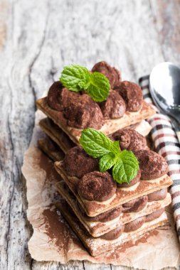 Ev yapımı çikolata katmanlı kekler ahşap tablo 