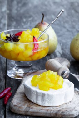Masada keçi peyniri ile ev yapımı armut ve biber chutney 