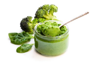 Beyaz arka plan üzerinde izole ıspanak ile Buğulanmış taze brokoli 