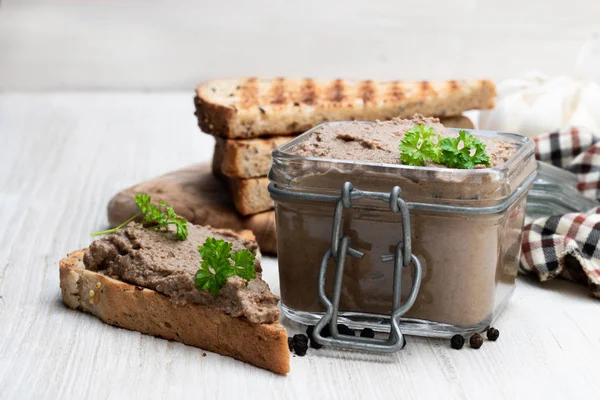 Paté fresco con pan tostado sobre mesa blanca — Foto de Stock