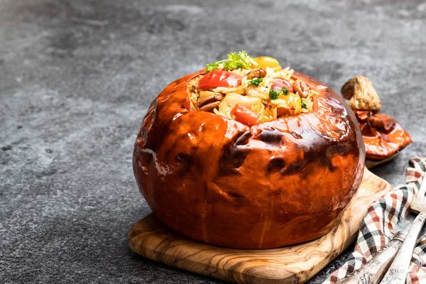 Zucca al forno ripiena di riso e pollo sul tavolo — Foto Stock