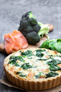 Brokoli ve ıspanak beyaz izole ile çiğ somon quiche  