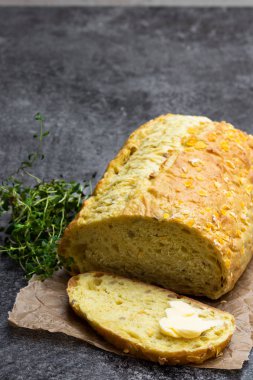 Siyah taş arka planda ev yapımı mısır ekmeği 