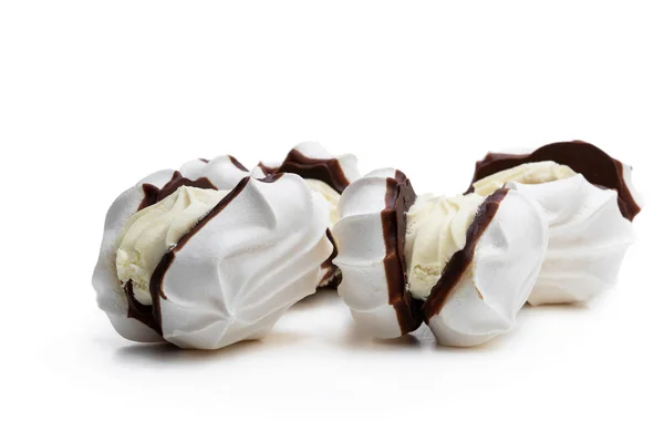 Meringues met slagroom geïsoleerd op wit — Stockfoto