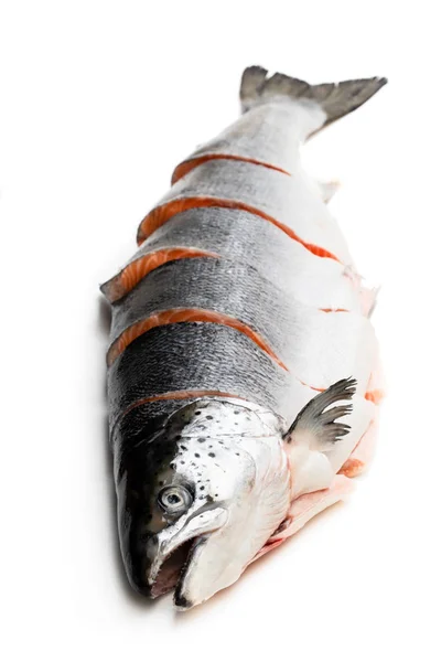Frischer ganzer roher Lachs in Scheiben geschnitten, isoliert auf weiß — Stockfoto