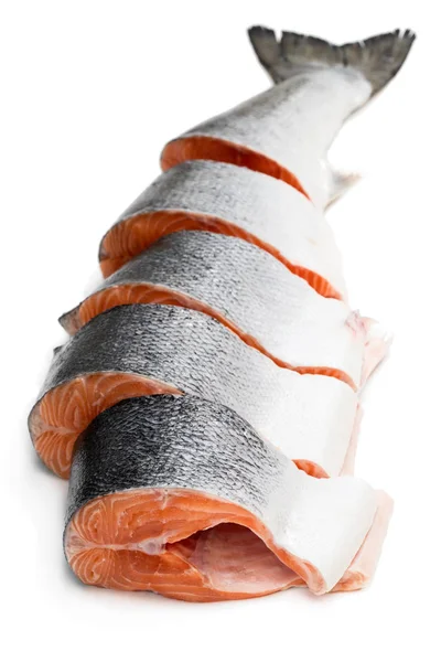 Čerstvý celý syrový losos nakrájený na plátky izolované na bílo — Stock fotografie