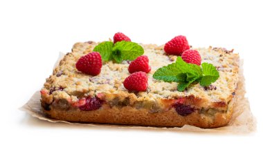 Beyaz izole ahududu ile ev yapımı rhubarb tart 