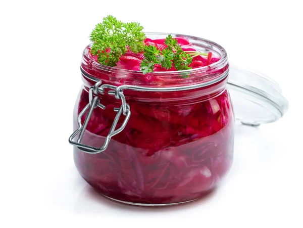 Salade met kool en rode biet in glazen pot geïsoleerd op wit — Stockfoto