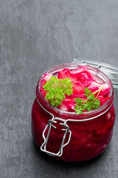 Salade met kool en rode biet in glazen pot op zwarte stenen achtergrond — Stockfoto