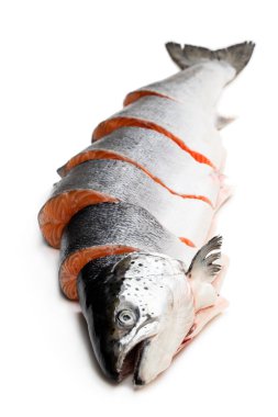 Taze taze çiğ somon dilimlenmiş beyaz üzerine izole edilmiş. 