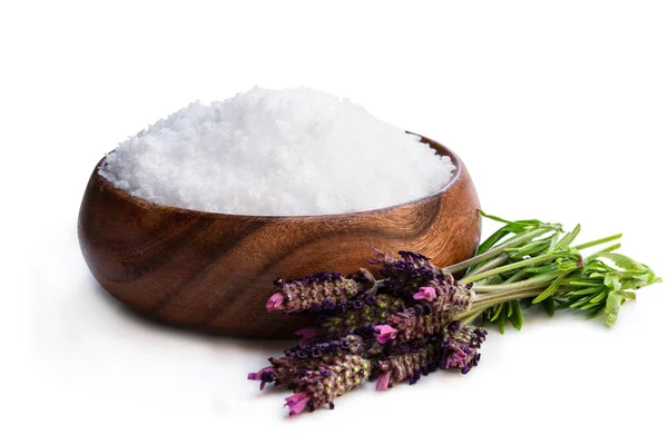 Lavendel salt i träskål isolerad på vitt — Stockfoto