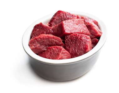 Beyaz izole seramik kase dilimlenmiş çiğ sığır eti 