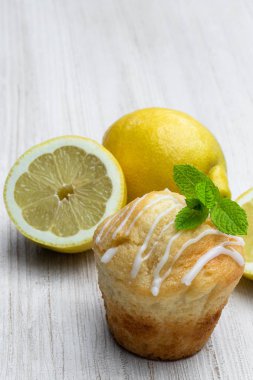 Beyaz ahşap masada ev yapımı limon kekler 