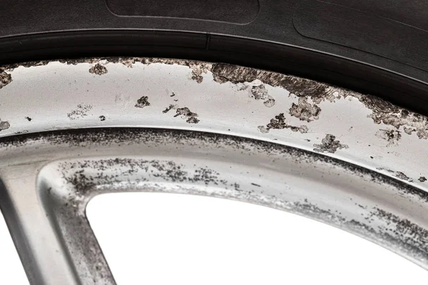 Uma imagem do antigo disco de pneus de alumínio com marcas de corrosão e kerb — Fotografia de Stock