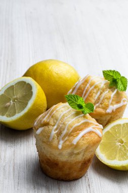 Beyaz ahşap masada ev yapımı limon kekler 