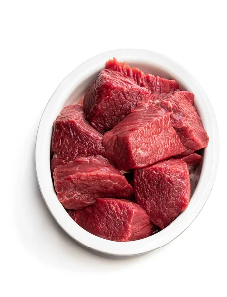 Gesneden rauw rundvlees in keramische kom geïsoleerd op wit — Stockfoto