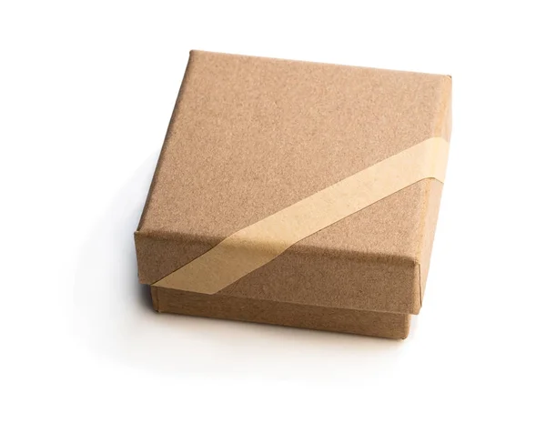 Caixa de presente caseira feita de papel marrom isolado em branco — Fotografia de Stock