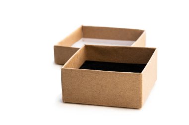 Beyaz izole kahverengi kağıttan yapılmış ev yapımı açık boş hediye kutusu 