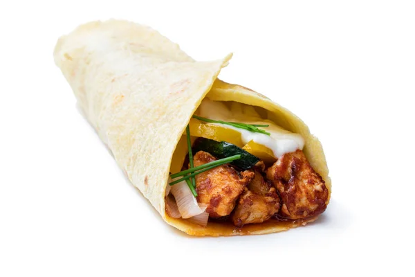 Hemlagad kyckling burrito med grönsaker och tortilla isolerad på vitt — Stockfoto