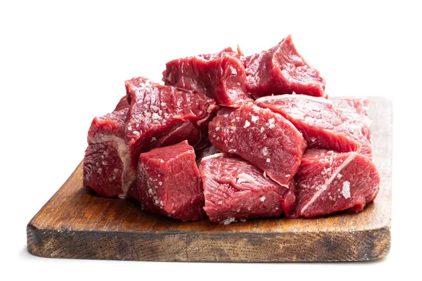 Gesneden rauw rundvlees op snijplank geïsoleerd op wit — Stockfoto