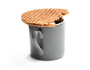 Beyaz izole kahve fincan erimiş Hollanda karamel waffle 
