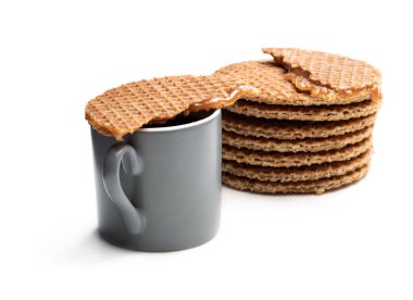 Beyaz izole kahve fincan ile erimiş Hollanda karamel waffle 