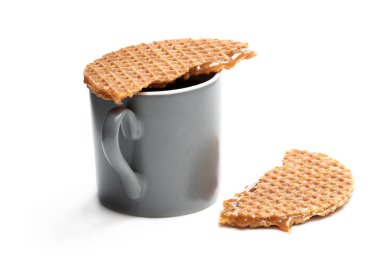 Beyaz izole kahve fincan erimiş Hollanda karamel waffle 