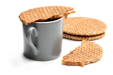Beyaz izole kahve fincan erimiş Hollanda karamel waffle 