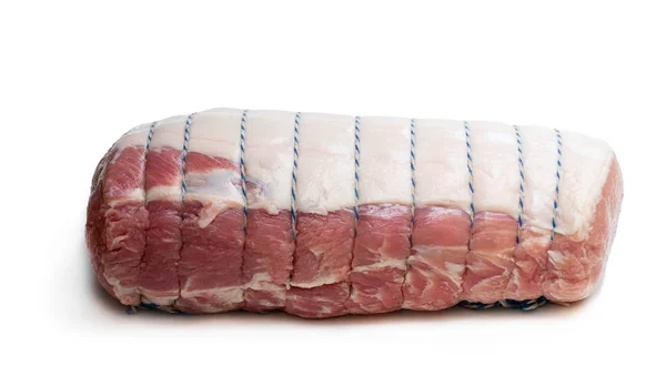 Daging babi segar sendi bahu dengan kabel memasak terisolasi pada putih. Siap untuk memasak . — Stok Foto