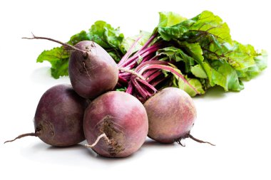 Yeni beetroots beyaz izole demet 