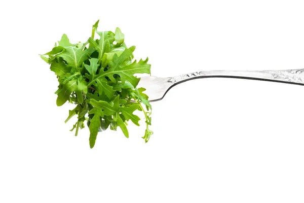 Groene verse raket salade op vintage vork geïsoleerd op wit — Stockfoto