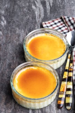 Rustik ahşap masa üzerinde cam kavanoz larda krem brulee closeup 