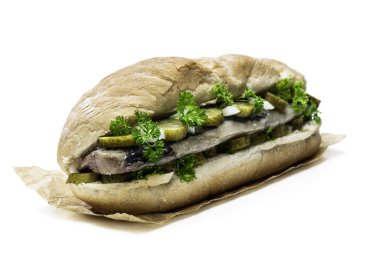 Ringa balığı ve turşu beyaz izole ile Geleneksel Hollanda sandviç 