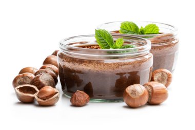 Beyaz izole cam kavanozda ev yapımı çikolata fındık pralin 