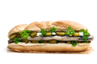 Ringa balığı ve turşu beyaz izole ile Geleneksel Hollanda sandviç 