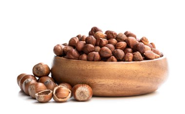 Beyaz üzerine izole fındık çekirdekleri dolu küçük ahşap plaka 