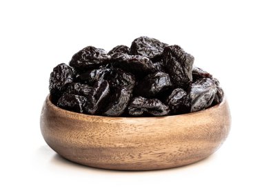 Beyaz izole kurutulmuş erik dolu küçük ahşap plaka 