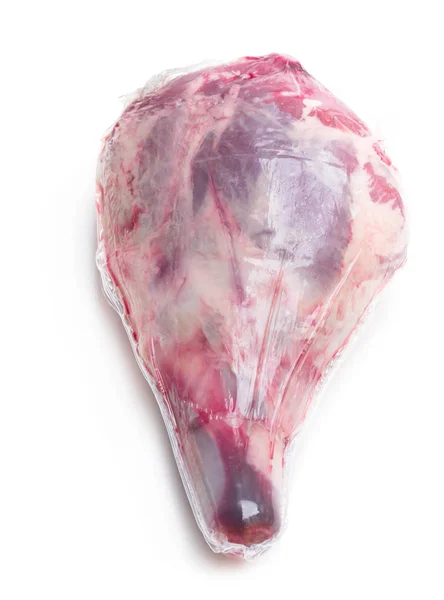Embalagem a vácuo de perna de cordeiro crua isolada sobre branco — Fotografia de Stock