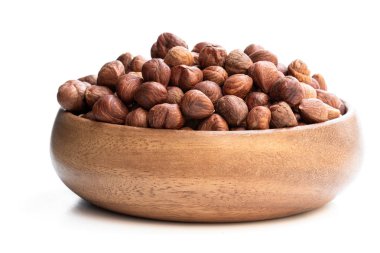 Beyaz üzerine izole fındık çekirdekleri dolu küçük ahşap plaka 