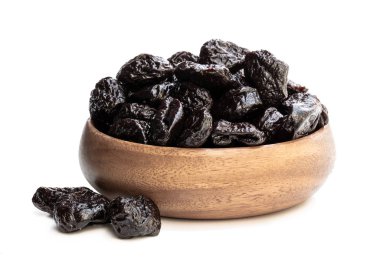 Beyaz izole kurutulmuş erik dolu küçük ahşap plaka 