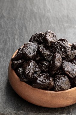 Küçük ahşap plaka masada kurutulmuş erik dolu 