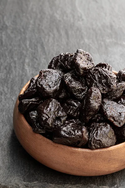 Küçük ahşap plaka masada kurutulmuş erik dolu 