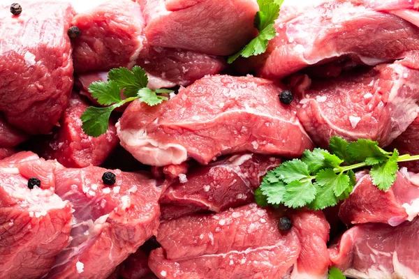 Krájené syrové hovězí maso s estragonovou bylinou izolovanou na bílém — Stock fotografie