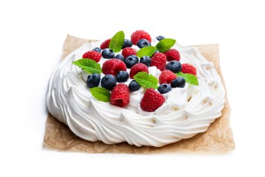 Pavlova beze yuva çilek ve nane yaprakları beyaz izole 