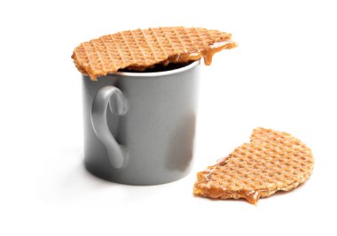 Beyaz izole kahve fincan erimiş Hollanda karamel waffle 