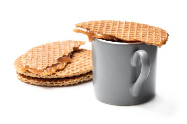 Beyaz izole kahve fincan erimiş Hollanda karamel waffle 