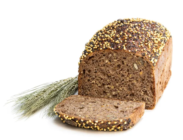 Домашний ржаной хлеб из цельной муки с семенами чиа и просо, изолированные на белом — стоковое фото
