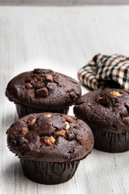 Bez peçete ile rustik masada üç çikolatalı kekler 