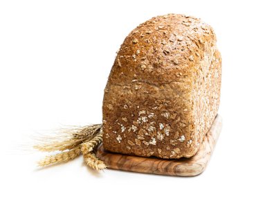 Pearl üzerinde beyaz izole arpa ile ev yapımı kepekli çavdar ekmeği 