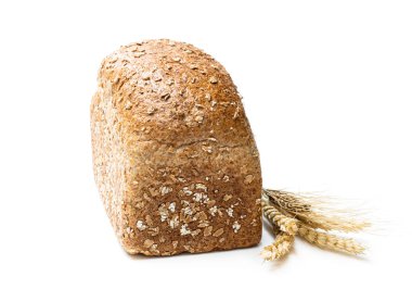 Pearl üzerinde beyaz izole arpa ile ev yapımı kepekli çavdar ekmeği 